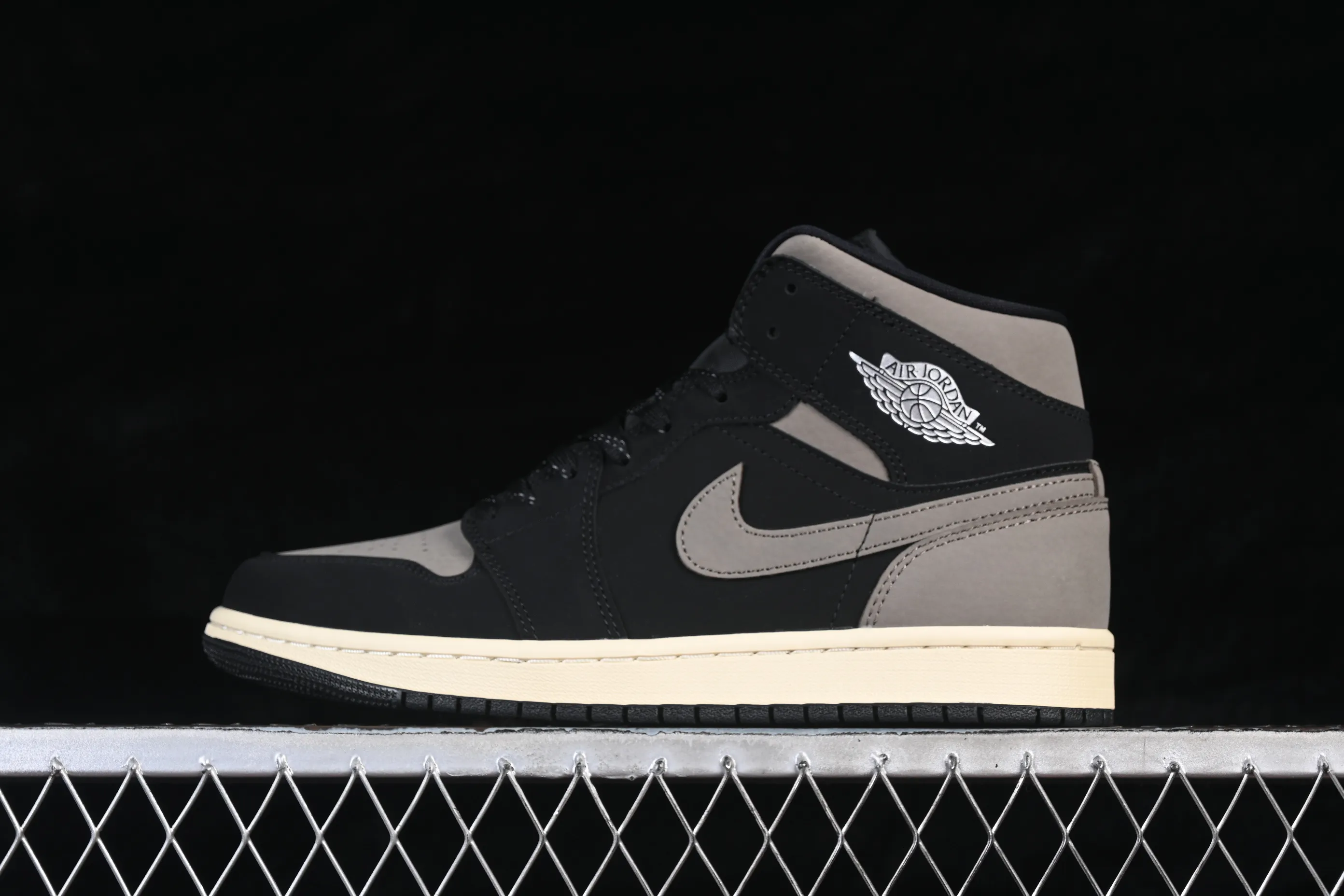 All categories Air Jordan Jordan series basketball shoes Air Jordan 1 Mid G version pure original Air Jordan 1 Mid AJ1 Joe 1 milk tea mocha mid-top cultural casual sneakers IB7110-002